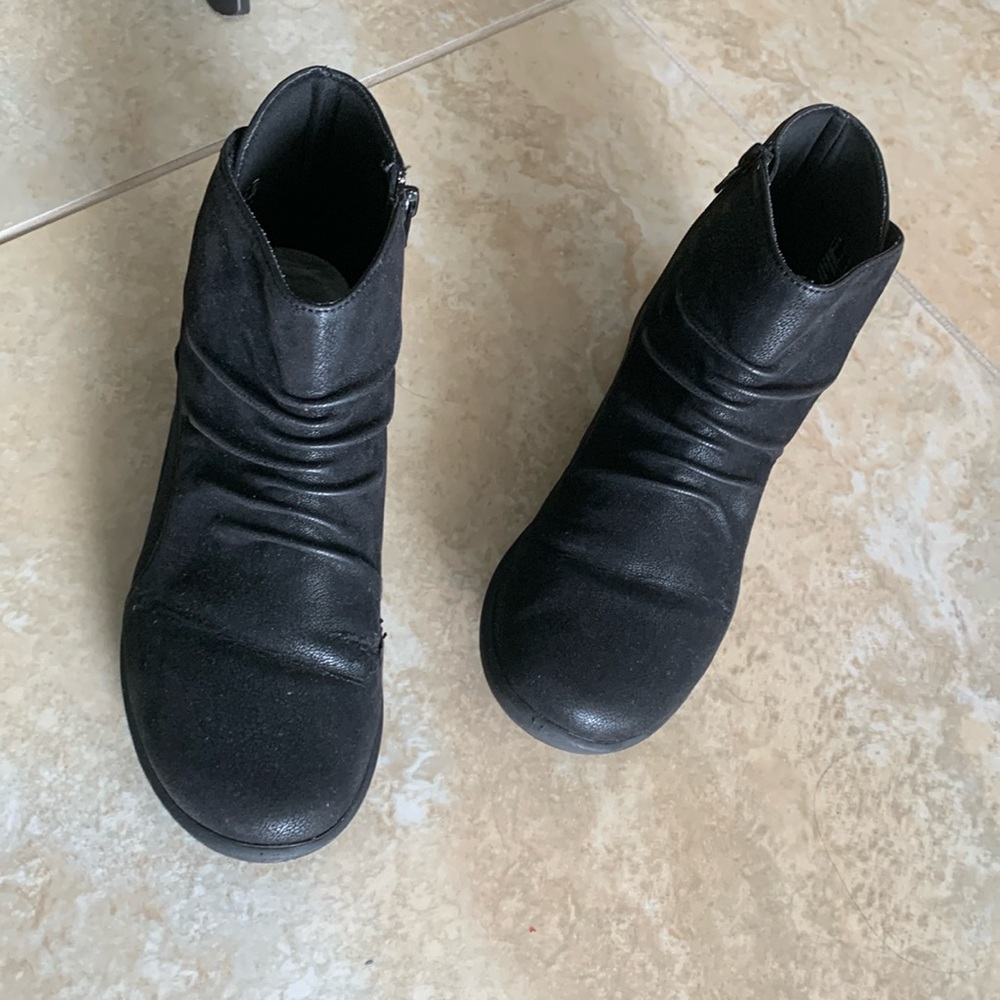 Charcoal Clarks Cloudsteppers soft cushion booties